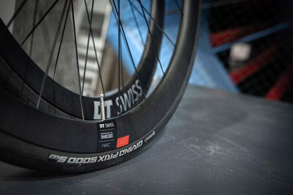 DT Swiss ARC 1100 DICUT disc brake wheel, carbon clincher 38 x 20 mm rim, rear